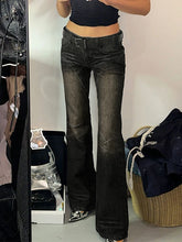 Dunkle Y2K-Schlagjeans mit niedriger Taille und Spleiß